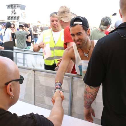 Nova Rock Day 2 [Focus: Autogrammzelt]