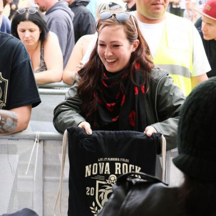Nova Rock Day 3 [Focus: Autogrammzelt]