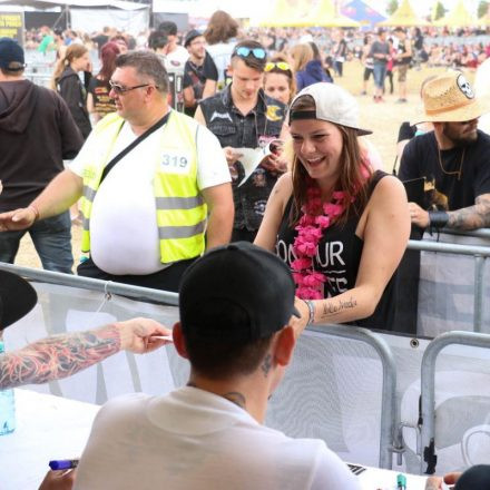 Nova Rock Day 3 [Focus: Autogrammzelt]