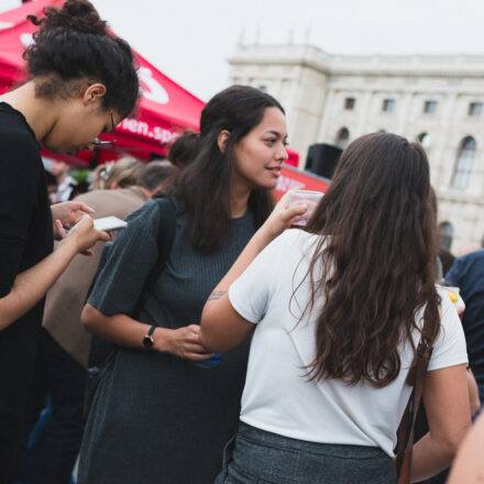 Man bringe den Spritzwein - Anstoß zum Abschluss @ Maria-Theresien-Platz Wien