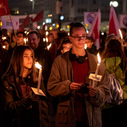 Fackelzug Demonstration: Schluss mit Rassismus! @ Opernring