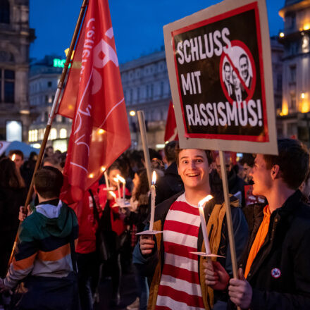 Fackelzug Demonstration: Schluss mit Rassismus! @ Opernring