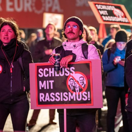 Fackelzug Demonstration: Schluss mit Rassismus! @ Opernring