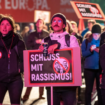 Fackelzug Demonstration: Schluss mit Rassismus! @ Opernring