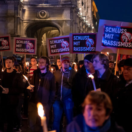 Fackelzug Demonstration: Schluss mit Rassismus! @ Opernring