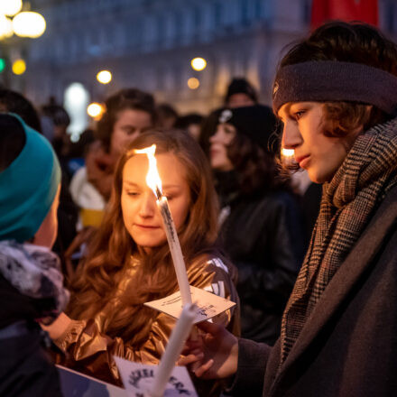 Fackelzug Demonstration: Schluss mit Rassismus! @ Opernring