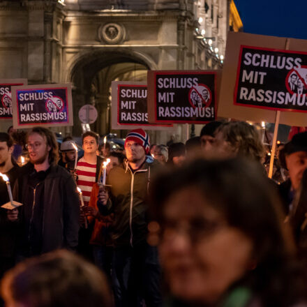 Fackelzug Demonstration: Schluss mit Rassismus! @ Opernring