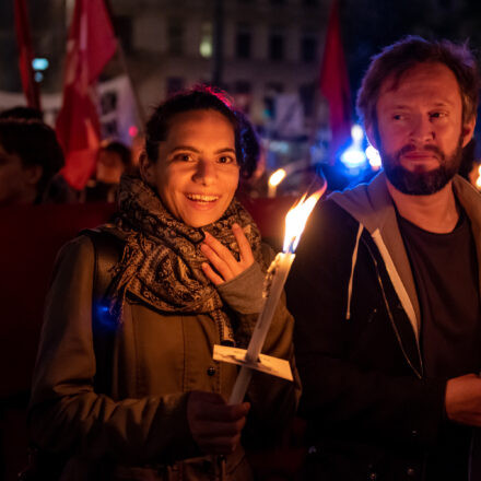 Fackelzug Demonstration: Schluss mit Rassismus! @ Opernring