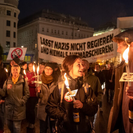 Fackelzug Demonstration: Schluss mit Rassismus! @ Opernring