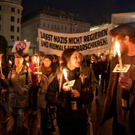 Fackelzug Demonstration: Schluss mit Rassismus! @ Opernring