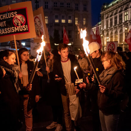 Fackelzug Demonstration: Schluss mit Rassismus! @ Opernring