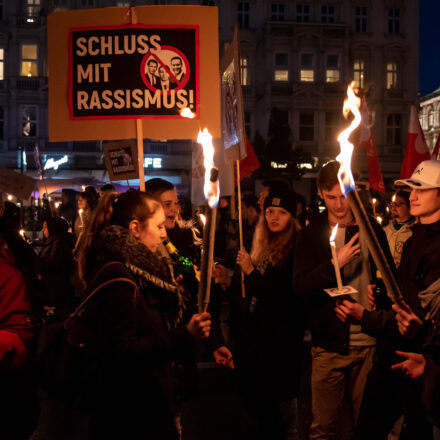 Fackelzug Demonstration: Schluss mit Rassismus! @ Opernring