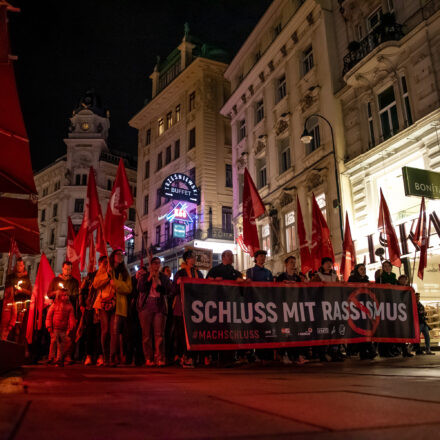 Fackelzug Demonstration: Schluss mit Rassismus! @ Opernring