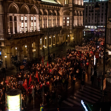 Fackelzug Demonstration: Schluss mit Rassismus! @ Opernring