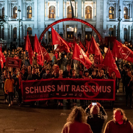 Fackelzug Demonstration: Schluss mit Rassismus! @ Opernring