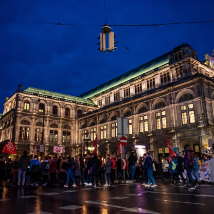 Fackelzug Demonstration: Schluss mit Rassismus! @ Opernring