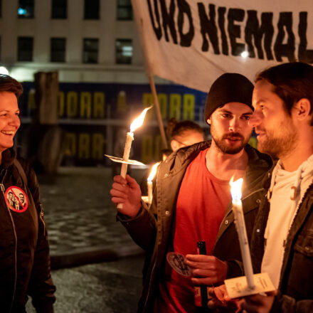 Fackelzug Demonstration: Schluss mit Rassismus! @ Opernring