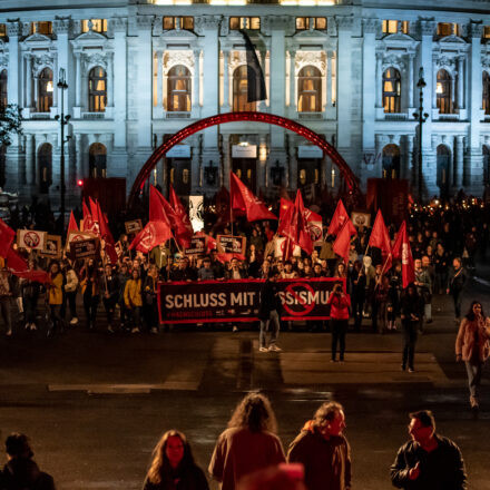 Fackelzug Demonstration: Schluss mit Rassismus! @ Opernring