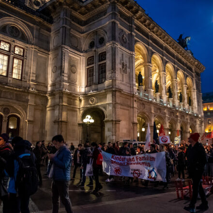 Fackelzug Demonstration: Schluss mit Rassismus! @ Opernring