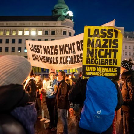 Fackelzug Demonstration: Schluss mit Rassismus! @ Opernring