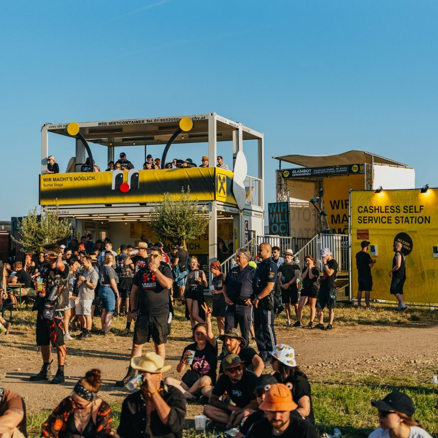 Win & Chill Area 2026 mit GlamBot und Sumsi Rooftop
