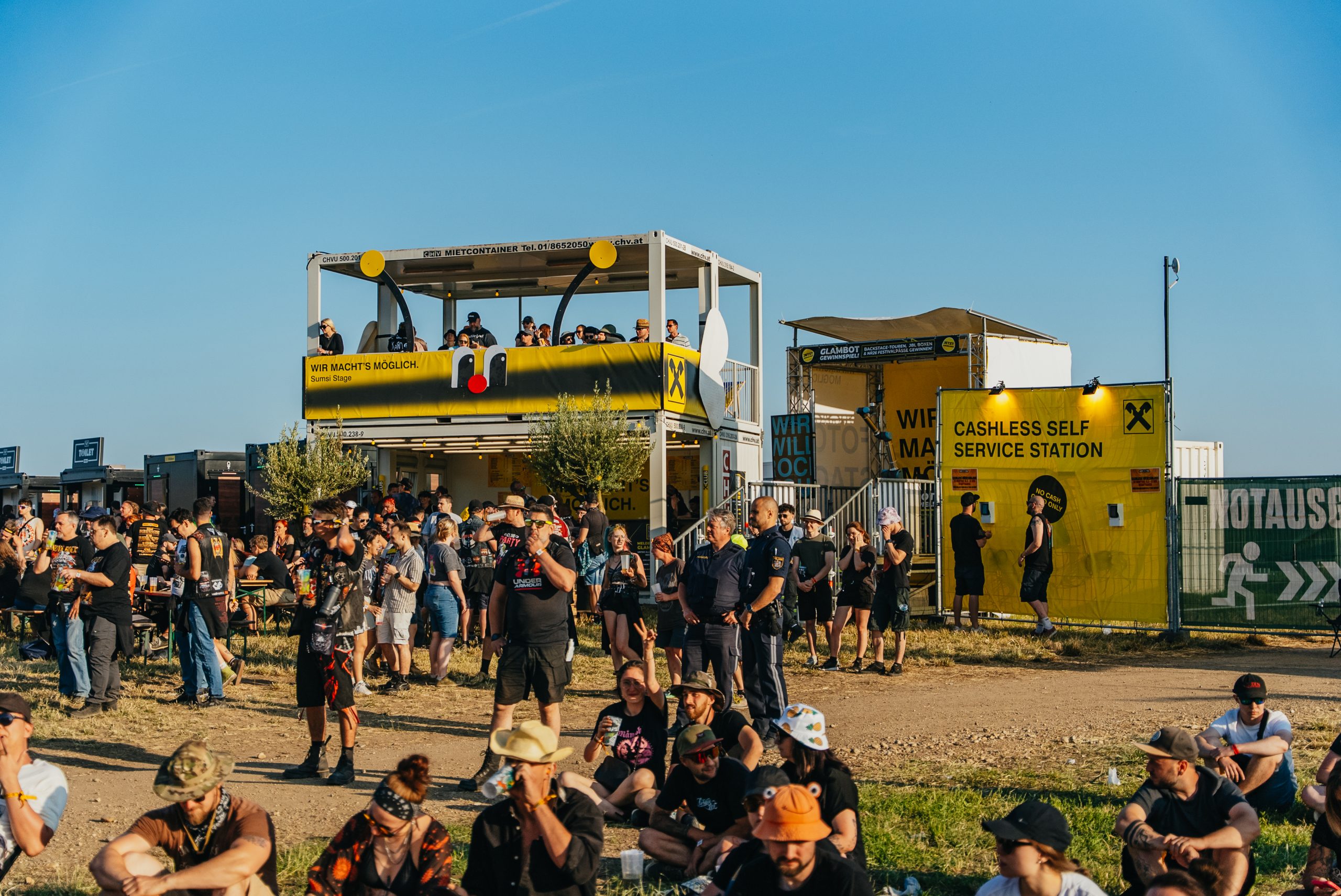 Win & Chill Area 2025 mit GlamBot und Sumsi Rooftop Area Win & Chill Area 2025 mit GlamBot und Sumsi Rooftop Area