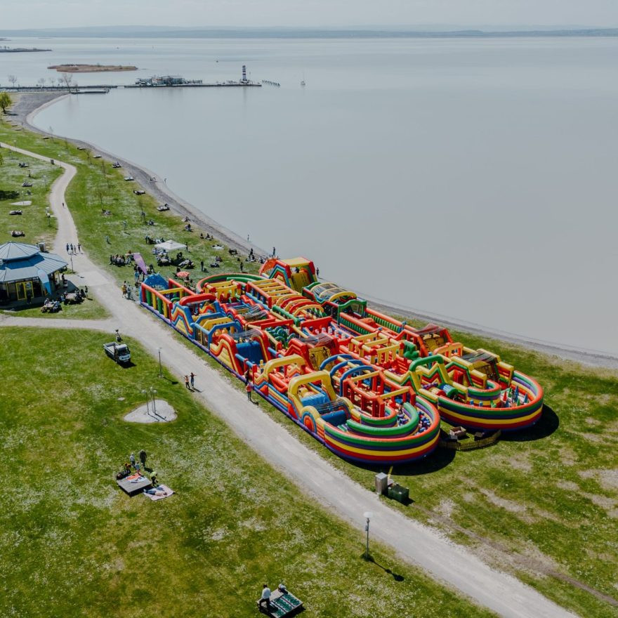 Die längte Hüpfburg Europas ist zurück - ab Mai 2026 sogar mit 240 Metern!