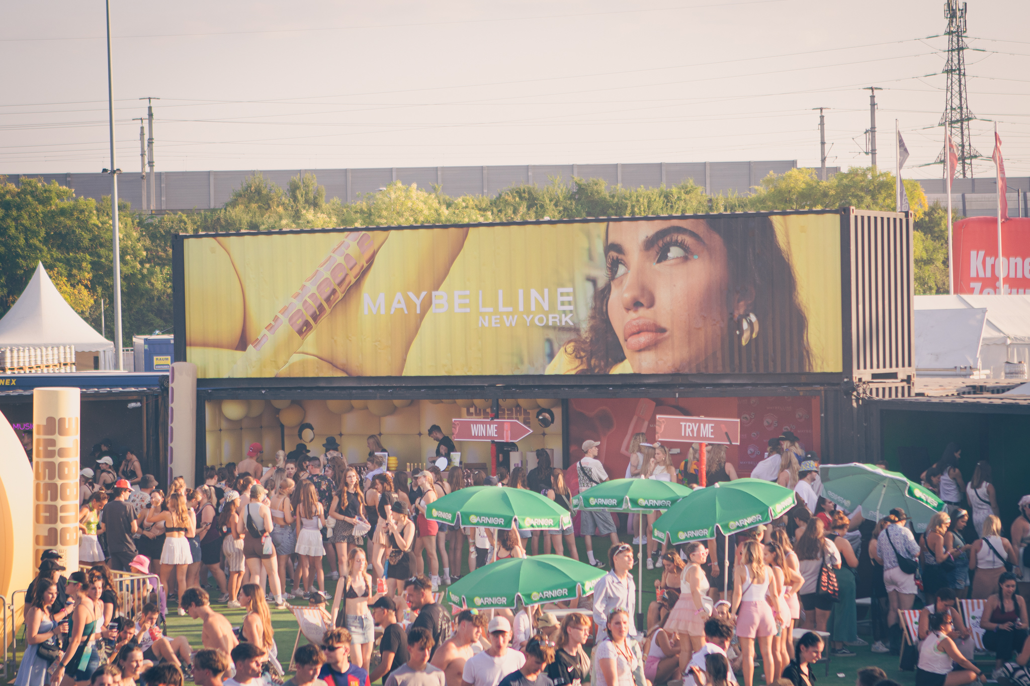 Backstage Glam meets Mainstage Glow