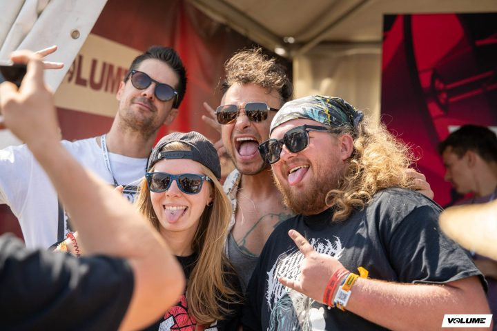 Triff deine Lieblingsacts im Autogrammzelt